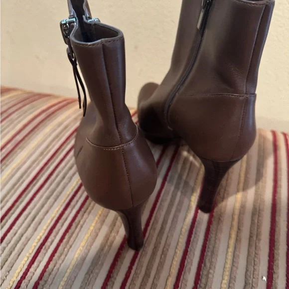 NEW! Naturalizer Brown Platform Ankle Booties with Sleek Design - Picture 5 of 6